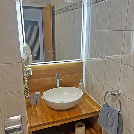 Hil - Im Lus Hotel