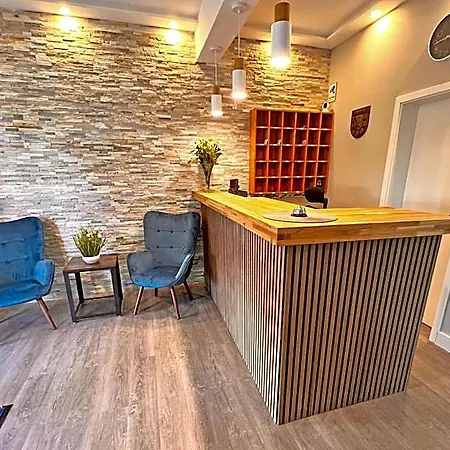 Hil - Im Lus Hotel